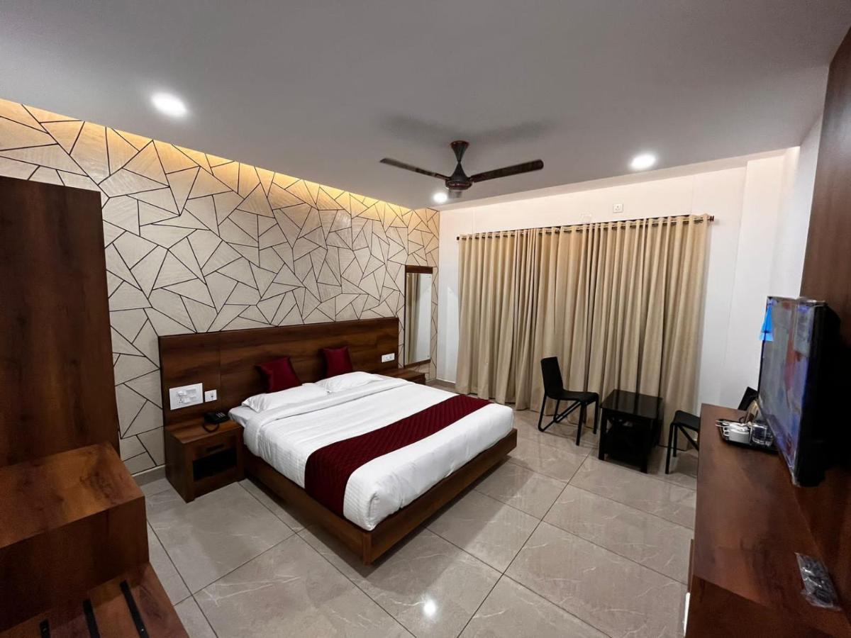 Hotel Woodlark Kattappana エクステリア 写真