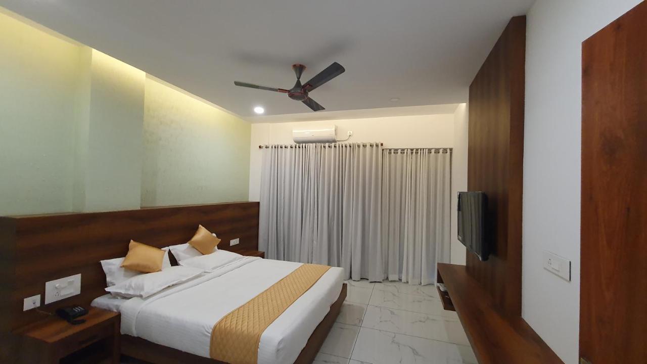 Hotel Woodlark Kattappana エクステリア 写真