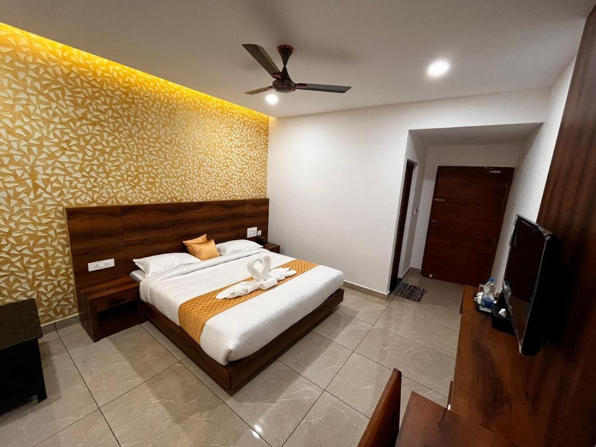Hotel Woodlark Kattappana エクステリア 写真