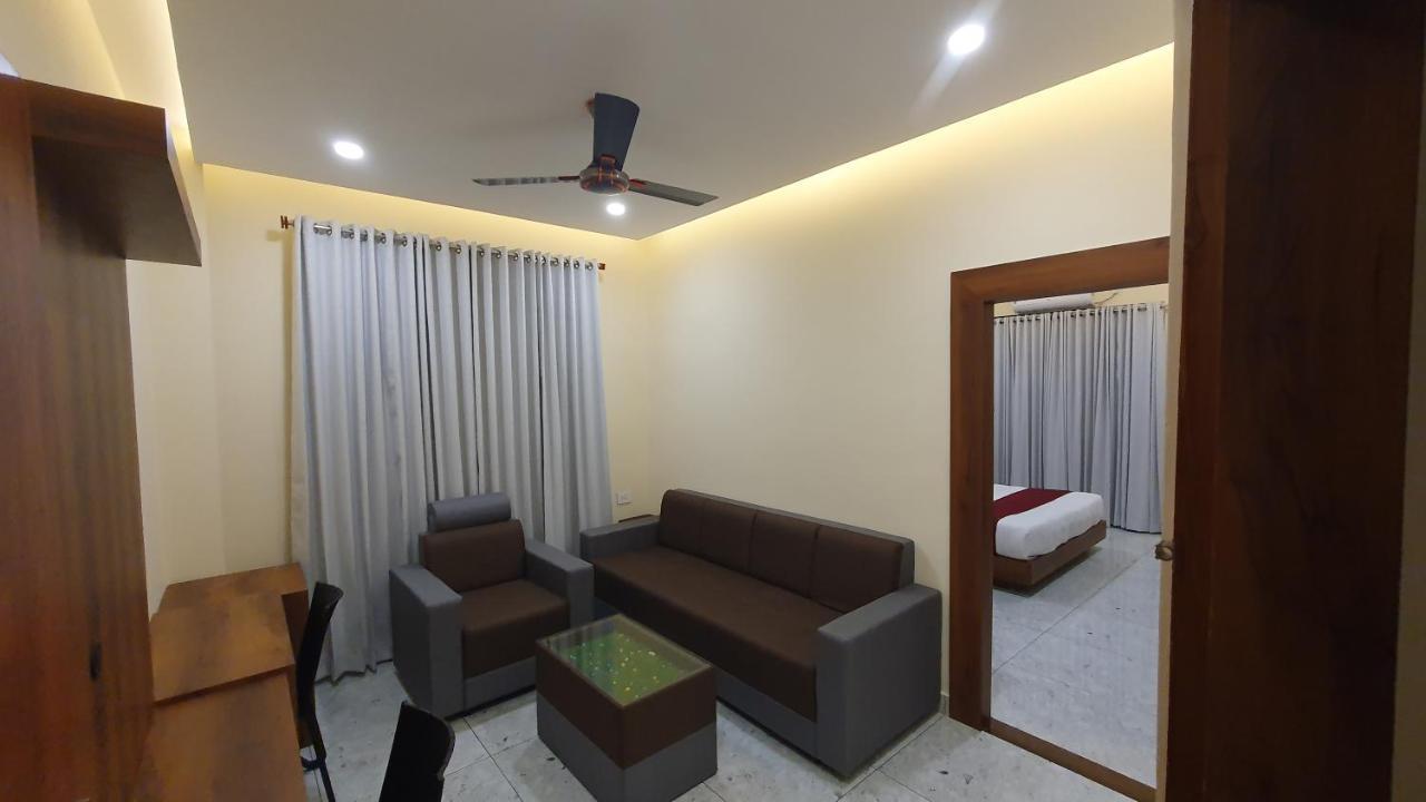 Hotel Woodlark Kattappana エクステリア 写真