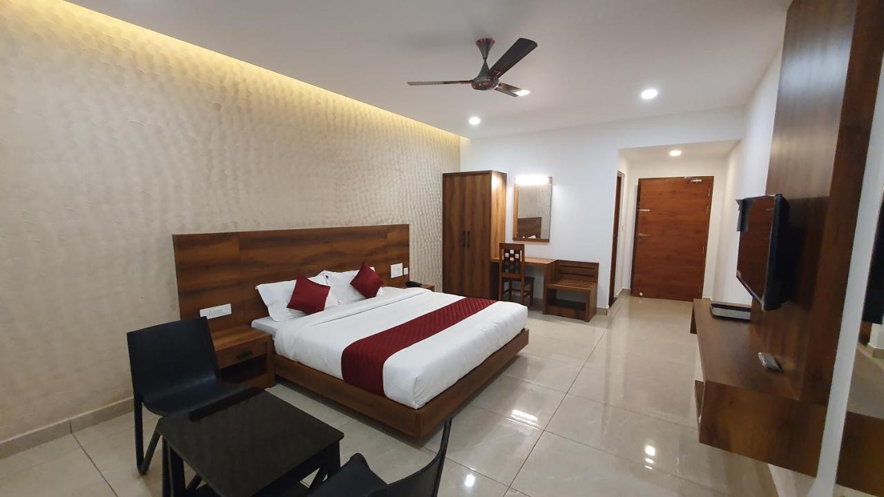 Hotel Woodlark Kattappana エクステリア 写真