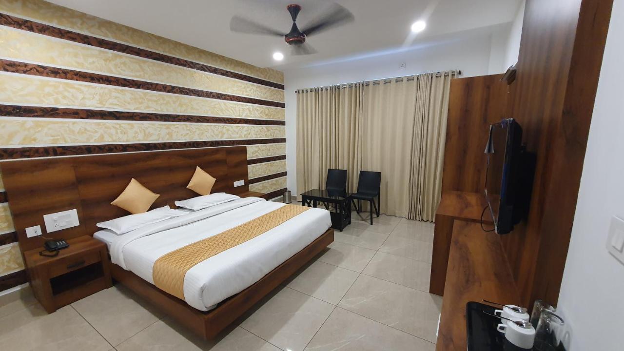 Hotel Woodlark Kattappana エクステリア 写真