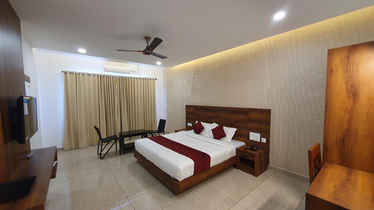 Hotel Woodlark Kattappana エクステリア 写真