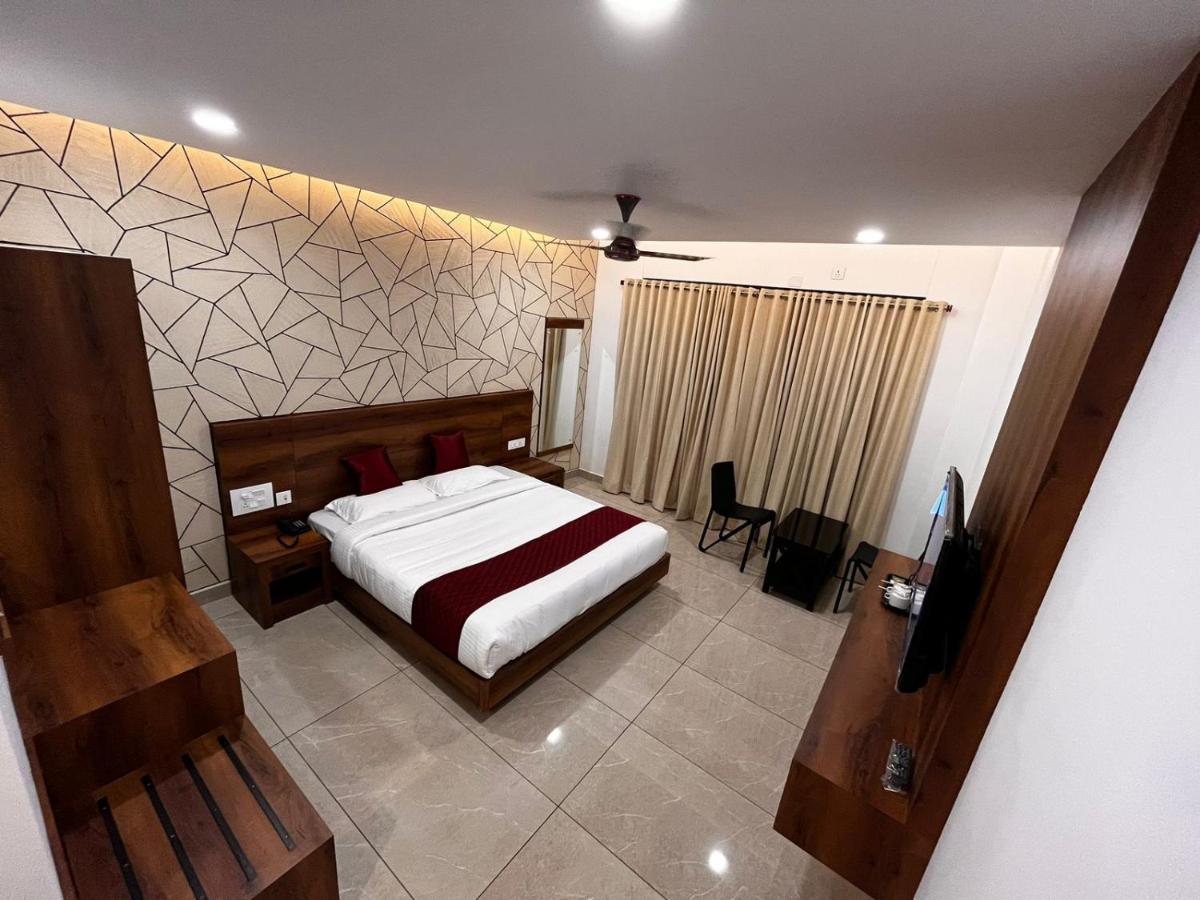 Hotel Woodlark Kattappana エクステリア 写真
