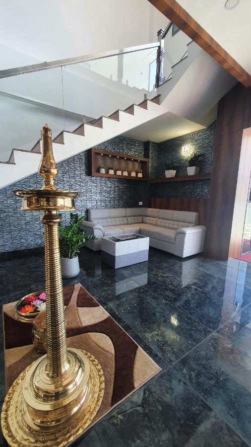 Hotel Woodlark Kattappana エクステリア 写真