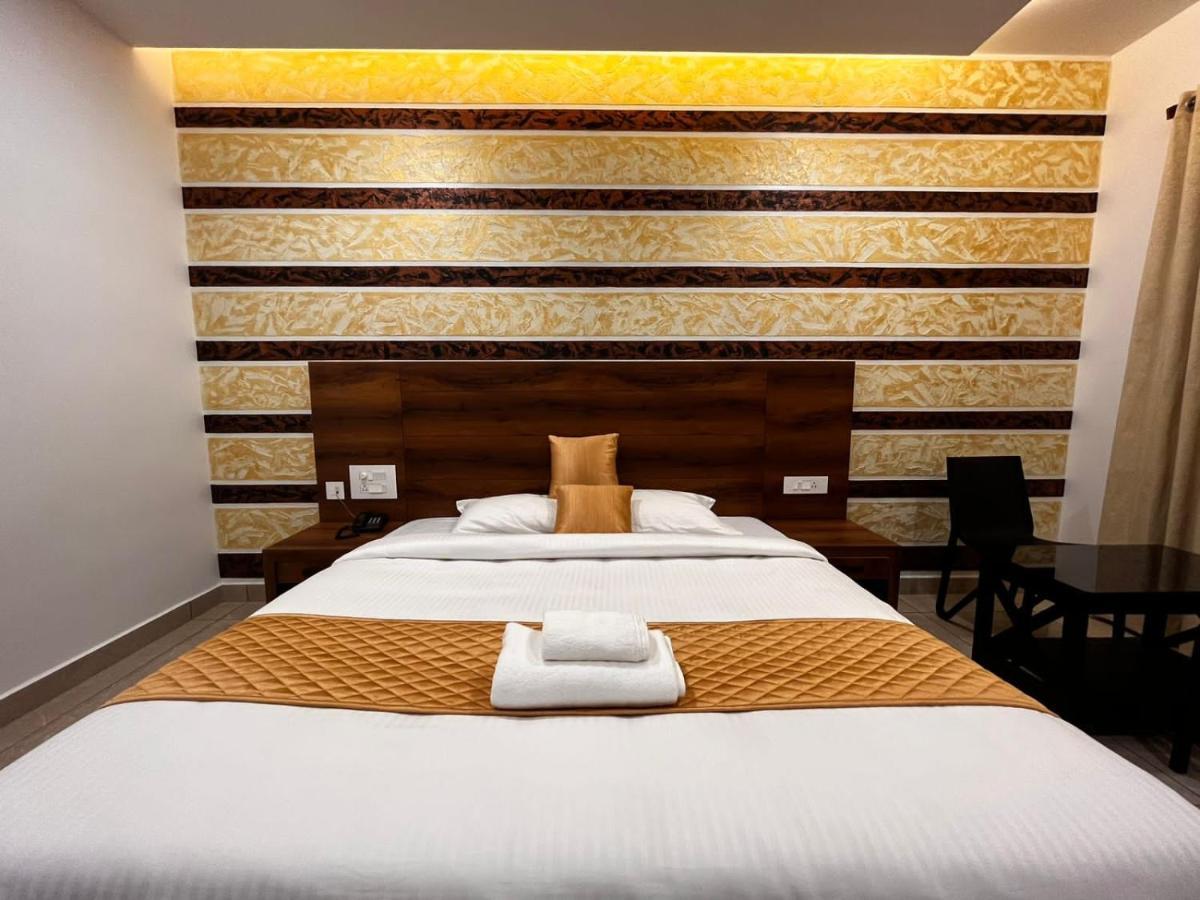 Hotel Woodlark Kattappana エクステリア 写真