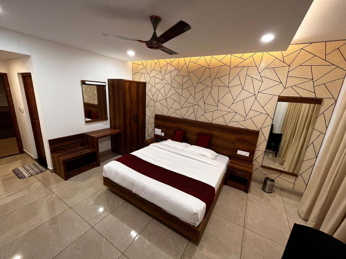 Hotel Woodlark Kattappana エクステリア 写真