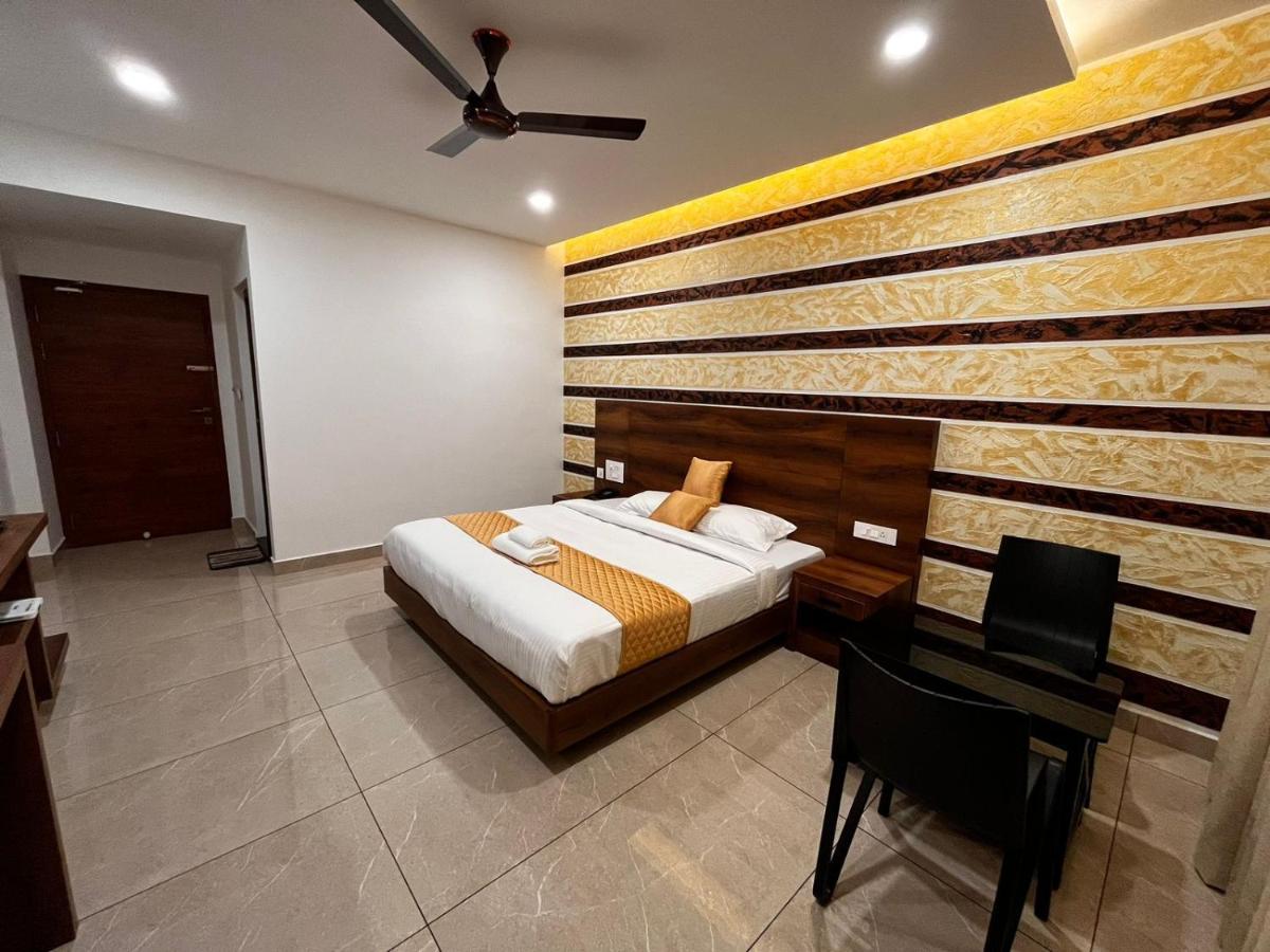 Hotel Woodlark Kattappana エクステリア 写真