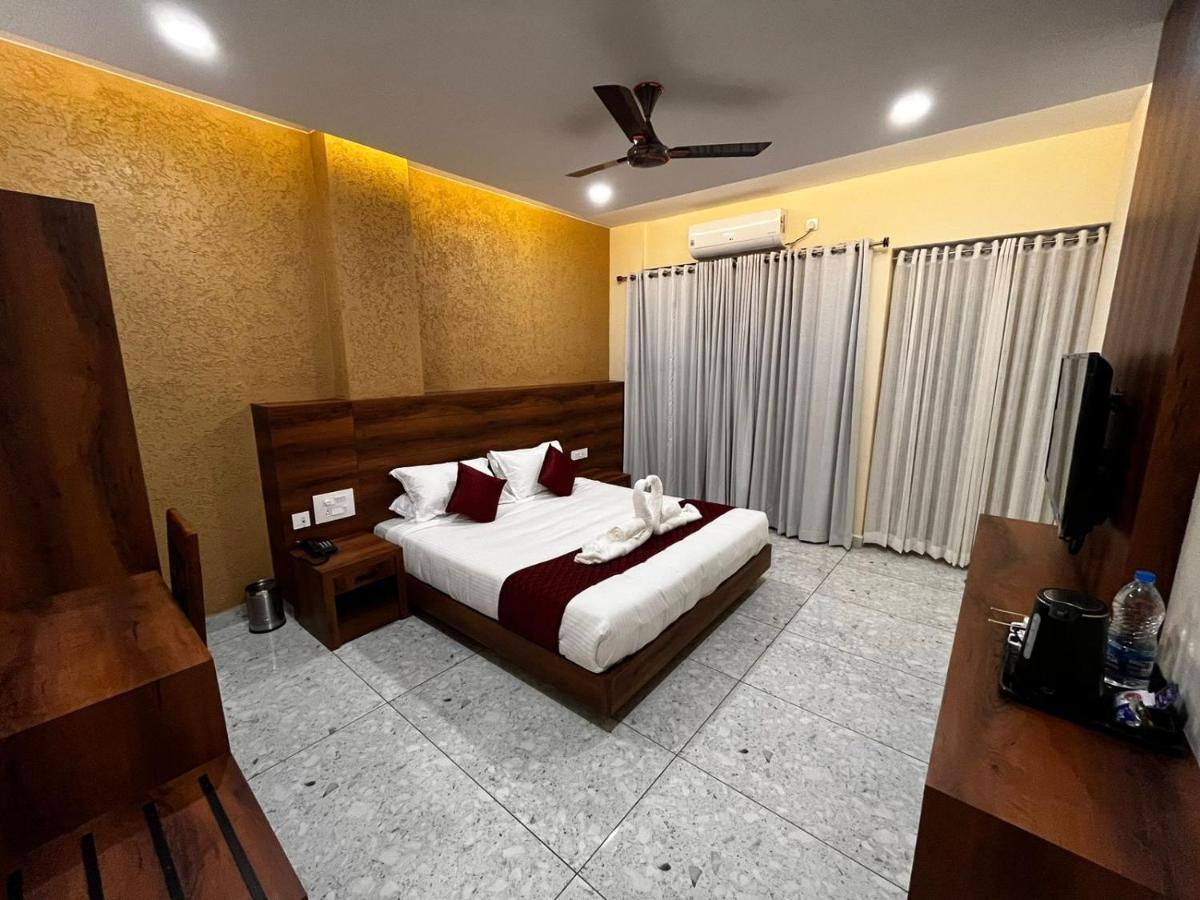 Hotel Woodlark Kattappana エクステリア 写真