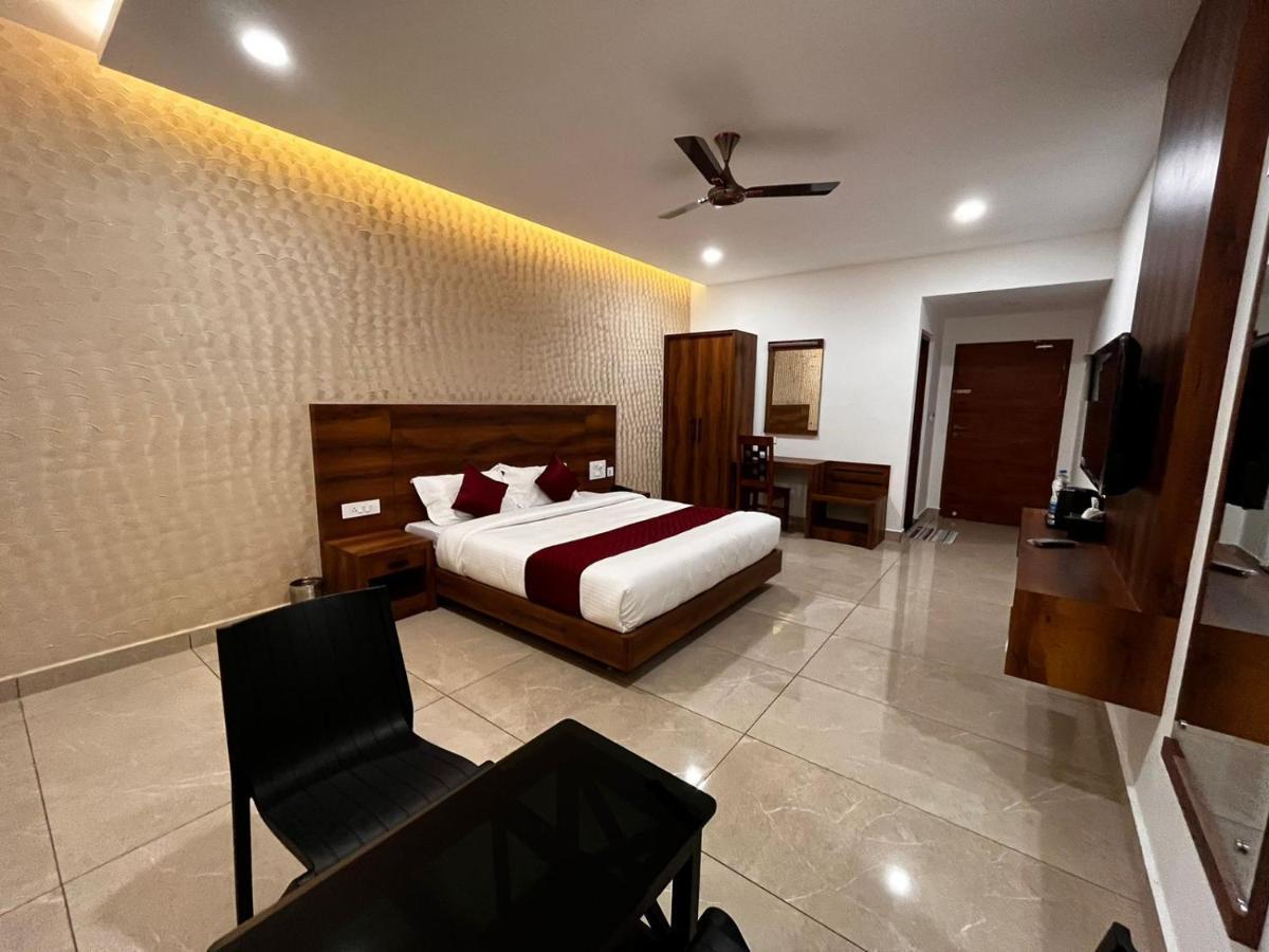 Hotel Woodlark Kattappana エクステリア 写真